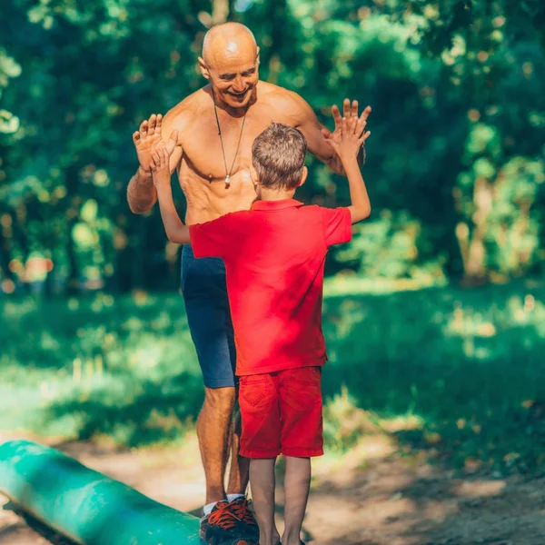 Großvater Und Enkel Spazieren Auf Holzbalken Park — Stockfoto