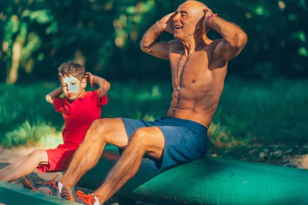 Avô Neto Fazendo Sit Ups Parque — Fotografia de Stock