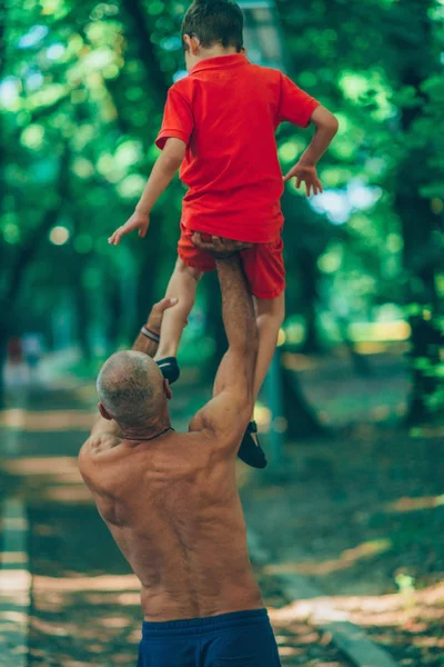 祖父和孙子在公园里锻炼 — 图库照片