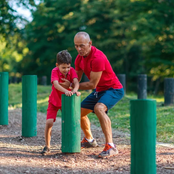 Nonno Nipote Che Saltano Sopra Ammasso Legno Nel Parco — Foto Stock