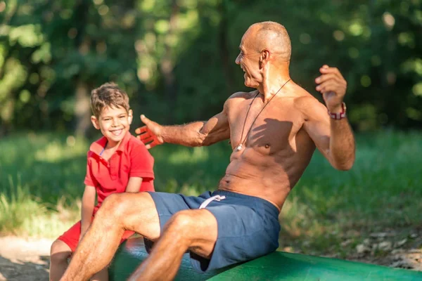 Großvater Und Enkel Machen Sit Ups Park — Stockfoto