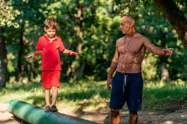 Großvater Und Enkel Spazieren Auf Holzbalken Park — Stockfoto