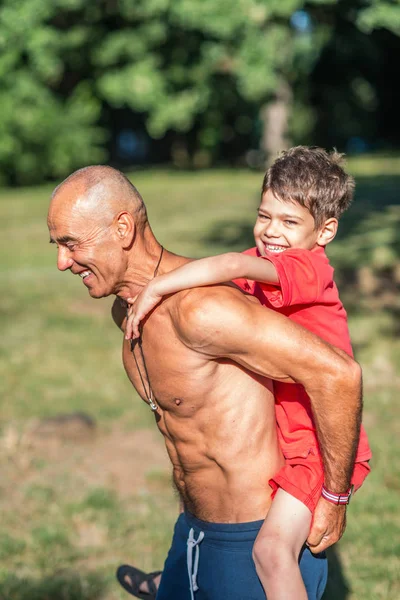 Großvater Und Enkel Üben Park — Stockfoto