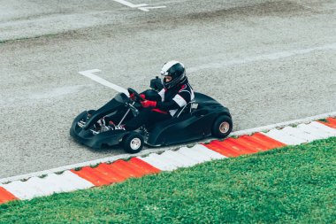 Kadın go-cart spor yolda sürüş
