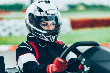 Kadın go-cart spor yolda sürüş