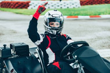 Kadın go-cart spor yolda sürüş