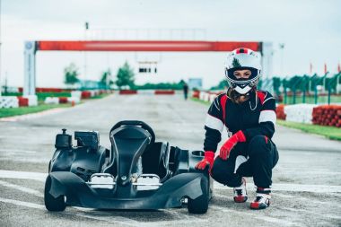 Bir spor yolda go-cart oturan kadın