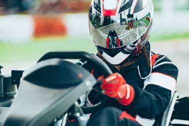 Kadın go-cart spor yolda sürüş