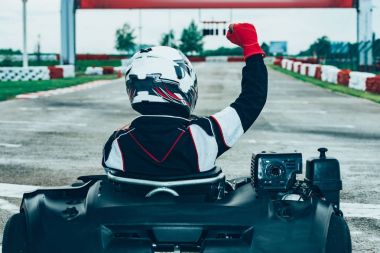 Kadın go-cart spor yolda sürüş