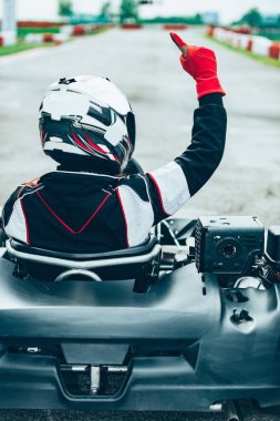 Kadın go-cart spor yolda sürüş