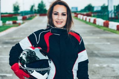 Kask, spor yolda tutan kadın