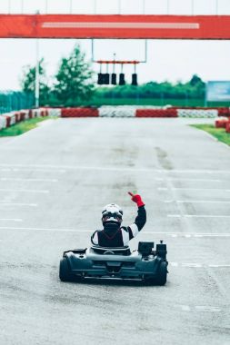 Kadın go-cart spor yolda sürüş