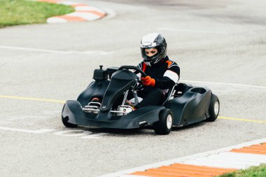 Kadın go-cart spor yolda sürüş