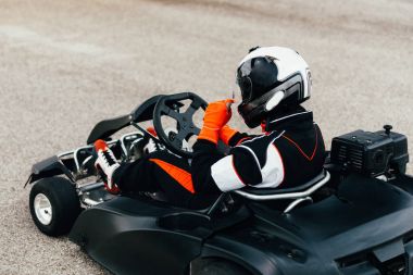 Kadın go-cart spor yolda sürüş