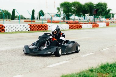Kadın go-cart spor yolda sürüş