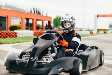 Kadın go-cart spor yolda sürüş
