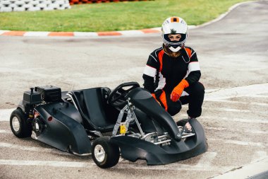Bir spor yolda go-cart oturan kadın