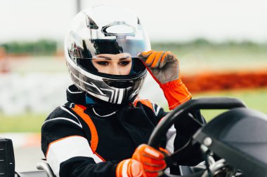 Kadın go-cart spor yolda sürüş