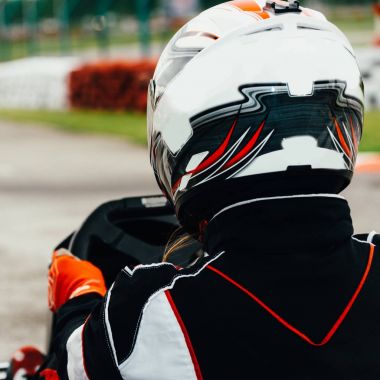 Kadın go-cart spor yolda sürüş