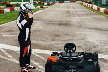 Kadın go-cart spor yolda sürücü hazırlanılıyor