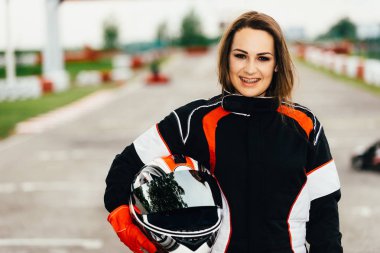 Kask, spor yolda tutan kadın