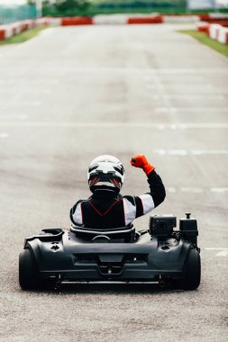 Kadın go-cart spor yolda sürüş
