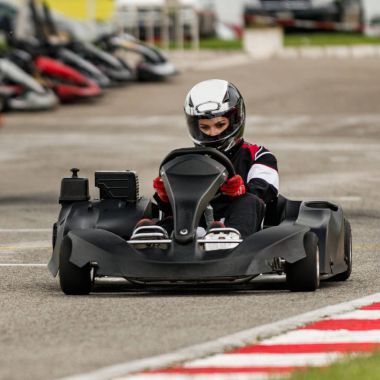 Kadın go-cart spor yolda sürüş