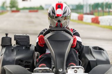 Kadın go-cart spor yolda sürüş