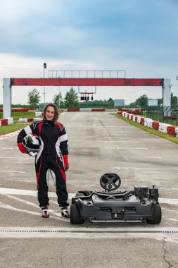 Go-cart spor kanalında, duran kadın