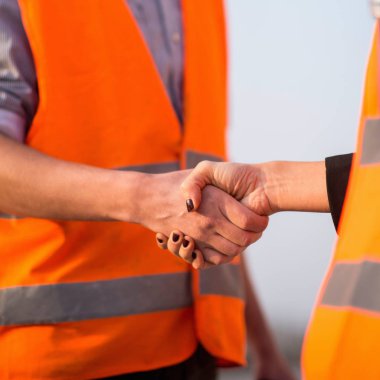 Mimarlar el sıkışma inşaat sitesinde başarılı toplantı sonrasında