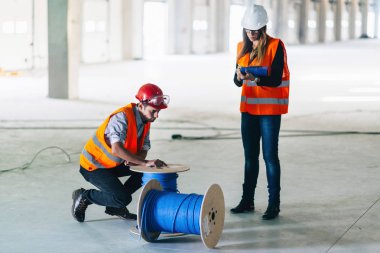 bakım mühendisleri kabloları kontrol ediyor