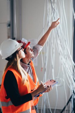 bakım mühendisleri kabloları kontrol ediyor