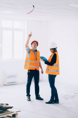 Kontrol listesi incelenmesi ile bakım mühendisleri Yangın Servisi sistemi
