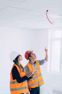 Kontrol listesi incelenmesi ile bakım mühendisleri Yangın Servisi sistemi