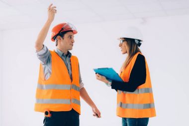 Kontrol listesi incelenmesi ile bakım mühendisleri Yangın Servisi sistemi