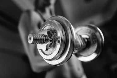 Genç kadın spor salonunda ağırlık egzersiz