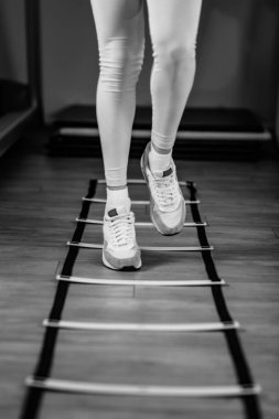 Merdivenler spor salonunda egzersiz genç kadın