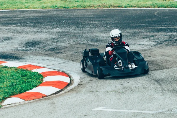 Mulher Dirigindo Cart Uma Pista Esportes — Fotografia de Stock