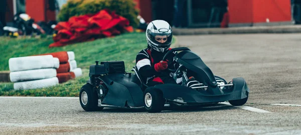 Mulher Dirigindo Cart Uma Pista Esportes — Fotografia de Stock