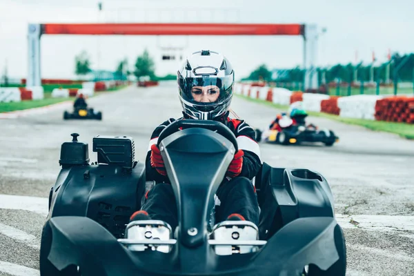 Mujer Conduciendo Cart Una Pista Deportiva —  Fotos de Stock