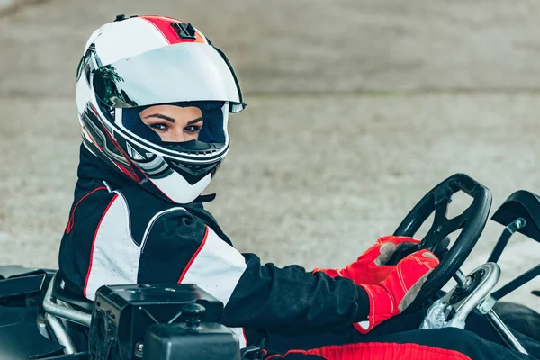 Mulher Dirigindo Cart Uma Pista Esportes — Fotografia de Stock