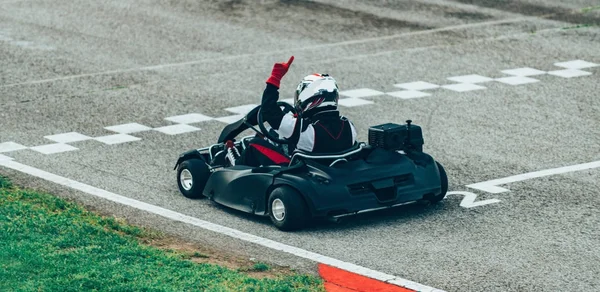 Frau Fährt Gokart Auf Sportplatz — Stockfoto