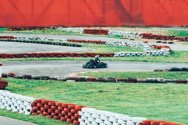 Mulher Dirigindo Cart Uma Pista Esportes — Fotografia de Stock