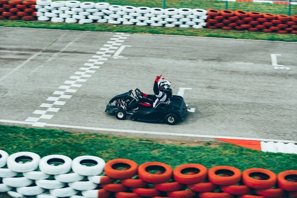 Mulher Dirigindo Cart Uma Pista Esportes — Fotografia de Stock