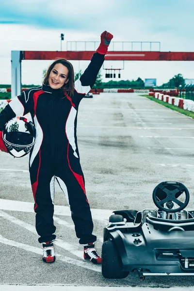 Mujer Pie Cart Una Pista Deportes — Foto de Stock