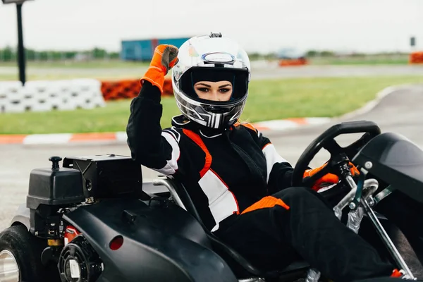 Mulher Dirigindo Cart Uma Pista Esportes — Fotografia de Stock