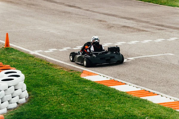 Frau Fährt Gokart Auf Sportplatz — Stockfoto