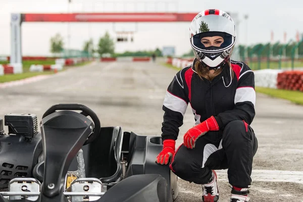 Kadın go-cart spor yolda sürüş