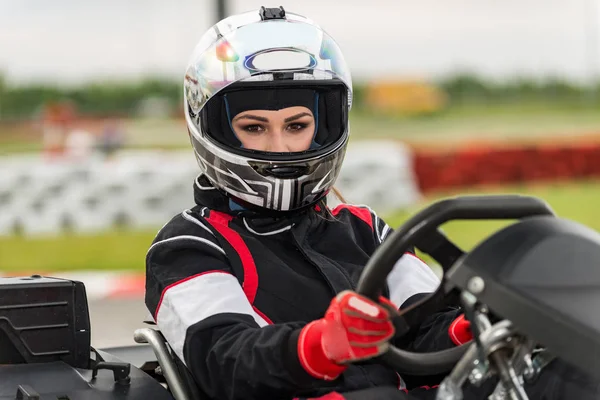 Mulher Dirigindo Cart Uma Pista Esportes — Fotografia de Stock