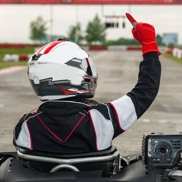 Frau Fährt Gokart Auf Sportplatz — Stockfoto